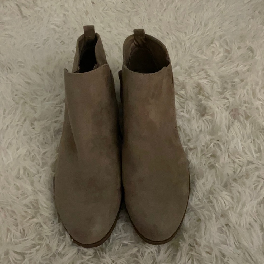 Arizona size 7 booties
